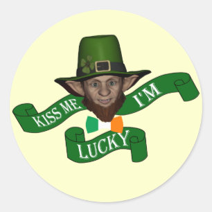 Irish kiss me I'm lucky leprechaun Classic Round Sticker