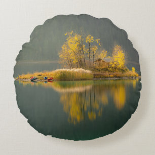 ISLAND SURROUNDED BY WATER ROUND CUSHION