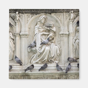 Italy, Tuscany, Sienna. Statues and birds on Magnet