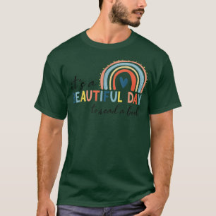 It's a Beautiful Day To Read A Book cool Book Love T-Shirt