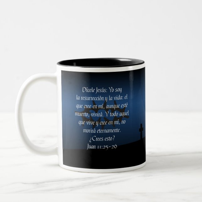 Juan 11:25-26 Taza Con Verso Biblico Two-Tone Coffee Mug (Left)