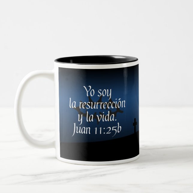 Juan 11:25b Taza Con Verso Biblico Two-Tone Coffee Mug (Left)