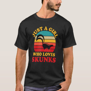 Just A Girl Who Loves Skunks Vintage Retro Skunk G T-Shirt
