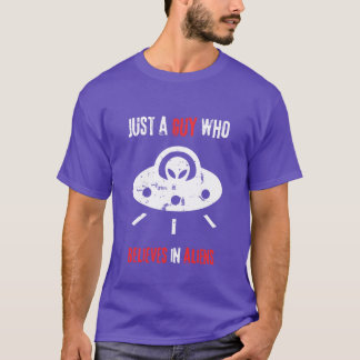 Just a guy who believes in aliens friend T-Shirt