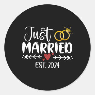 Just Married 2024 Couple Newlywed Bride And Groom Classic Round Sticker