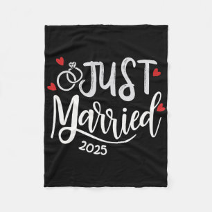 Just Married 2025 - Bride And Groom Wedding Rings Fleece Blanket