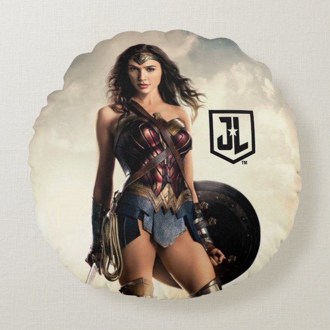 Justice League | Wonder Woman On Battlefield Round Cushion (Front)