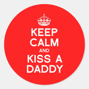KEEP CALM AND KISS A DADDY CLASSIC ROUND STICKER