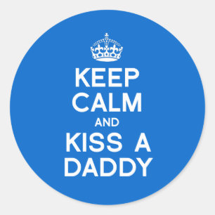 KEEP CALM AND KISS A DADDY CLASSIC ROUND STICKER