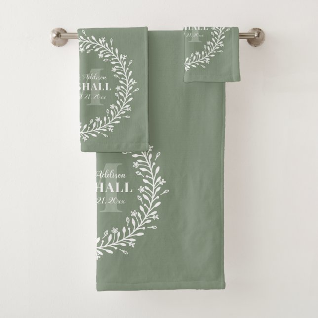 Keepsake Newlywed Couple Green Wreath Monogram Bath Towel Set (Insitu)