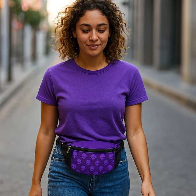Kidney Alien Morada - To walk in peace Bum Bags (Una joven mujer con estilo casual y relajado pasea tranquilamente por una calle urbana.)