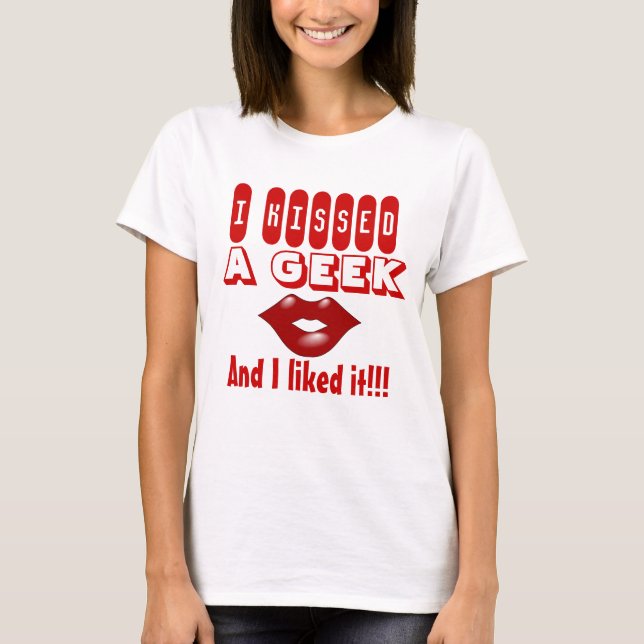 Kiss A geek I like it T-Shirt (Front)