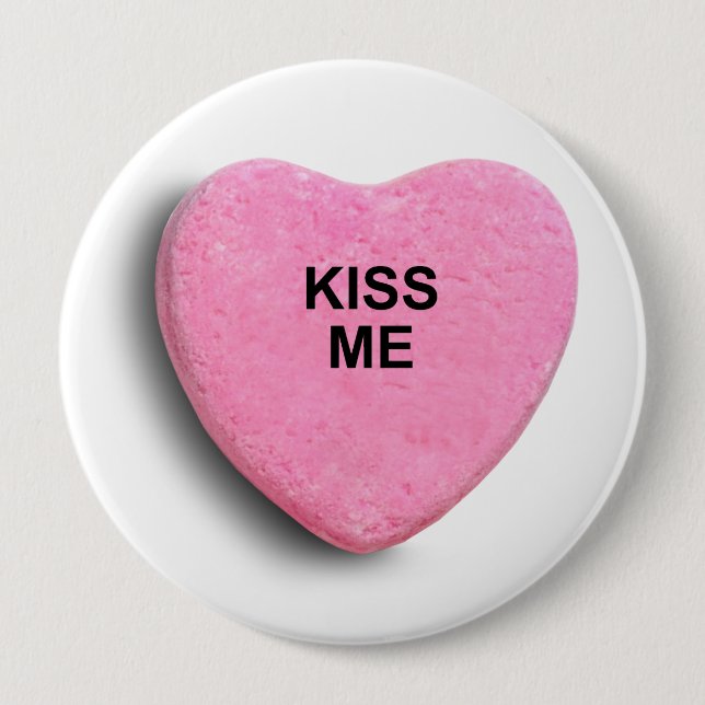 KISS ME 10 CM ROUND BADGE (Front)