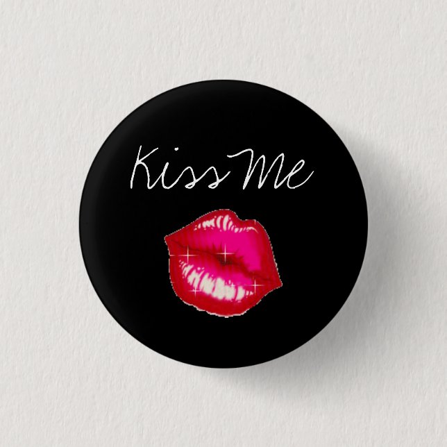 Kiss Me 3 Cm Round Badge (Front)