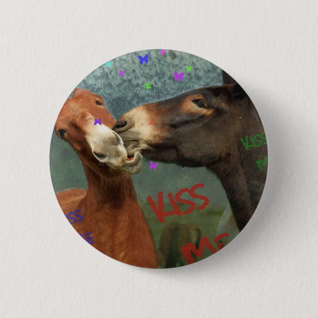 Kiss Me! 6 Cm Round Badge (Front)