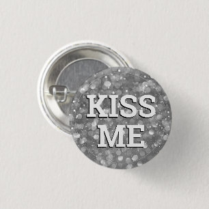 KISS ME fun Button / Retro Party - Silver