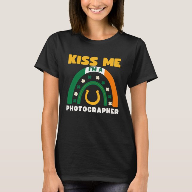 Kiss Me I m A Photographer St Patricks Day Puns Ir T-Shirt (Front)