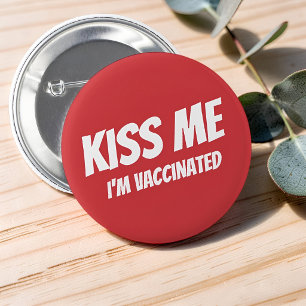 Kiss Me I'm Vaccinated Modern Cute Funny Quote 6 Cm Round Badge