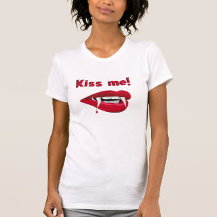 Kiss me! With vampire lips. T-Shirt