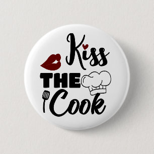 kiss the cook 6 cm round badge