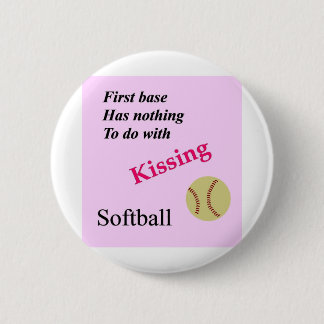 Kissing 33 6 cm round badge