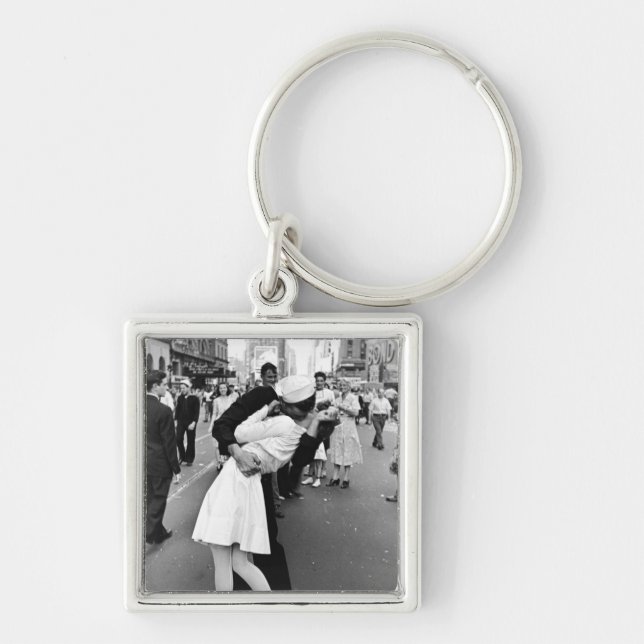 Kissing On VJ Day World War Key Ring (Front)