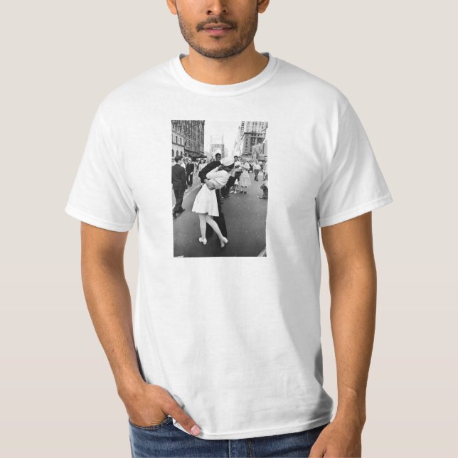 Kissing On VJ Day World War T-Shirt (Front)