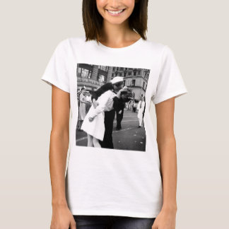 Kissing the War Goodbye at Times Square T-Shirt