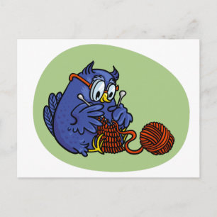 Kleine Eule strickt einen Schal Postcard