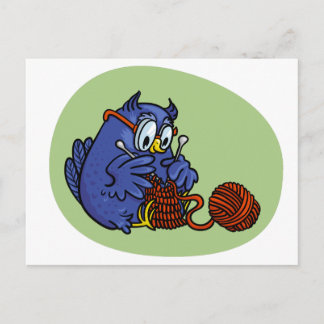 Kleine Eule strickt einen Schal Postcard