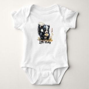 Kleines Stinktier schnüffelt an Gänseblümchen Baby Bodysuit
