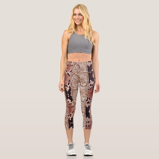 Knitwear texture, geometric snake pattern. capri leggings (Front)
