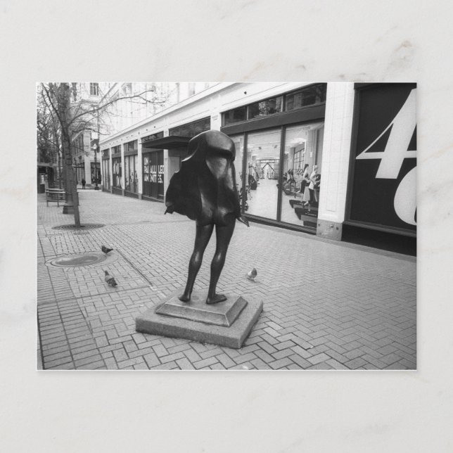 Kvinneakt and the Pigeons postcard (Front)