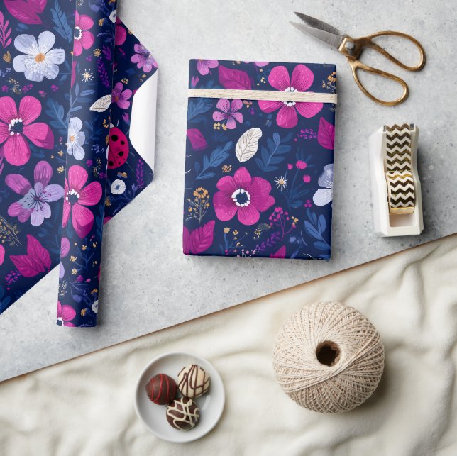 Ladybug Floral Pattern Wrapping Paper (Crafts)