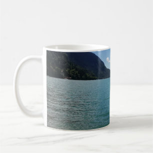 Lago turchese tra le montagne - fotografia coffee mug