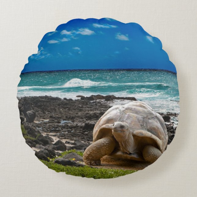 Large turtle at the sea edge round cushion (Front)