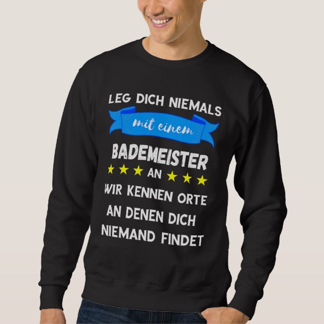 Leg Dich Niemals Mit Einem Bademeister An Outdoor  Sweatshirt (Front)