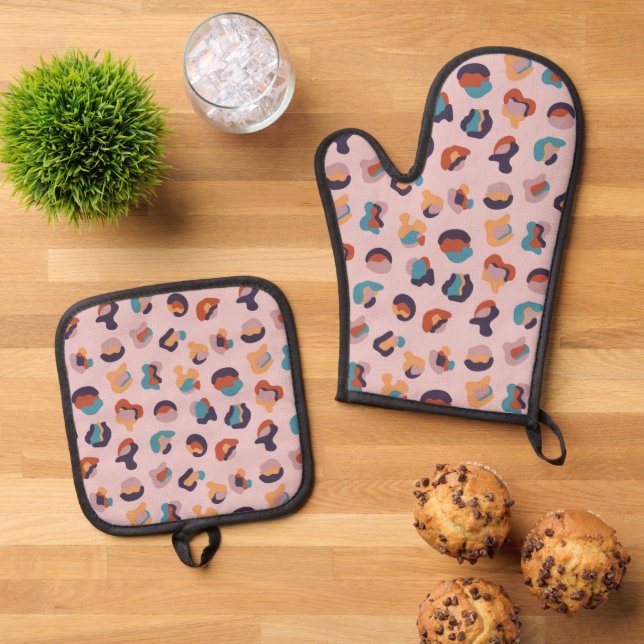 Leopard Animal Pink Modern Oven Mitt & Pot Holder Set (Top Down)
