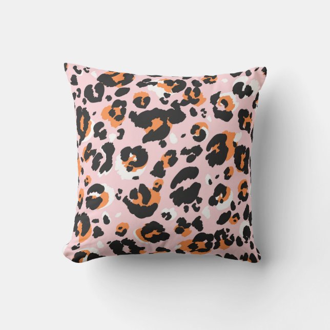 Leopard pattern seamless. Classic leo texture. Tre Cushion (Front)
