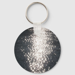 Lichtsternchen auf dunklem Wasser Key Ring