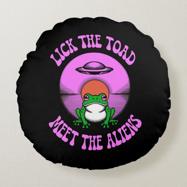 Lick the Toad Meet the Alien – Funny UFO Frog  Round Cushion (Front)
