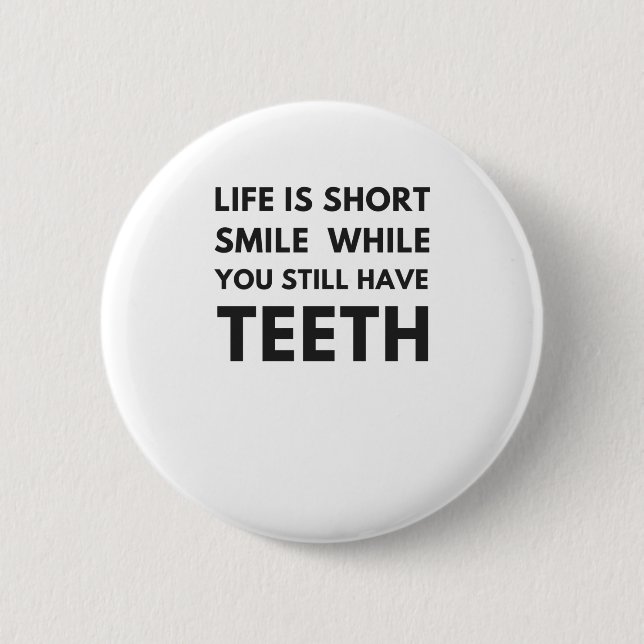 Life is short Smile while you still have teeth 6 Cm Round Badge (Front)