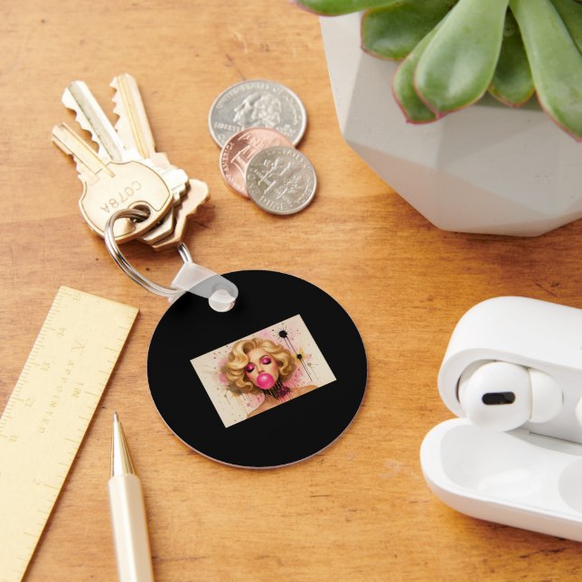Llavero Pop Art Glam – Mujer Rubia con Chicle Key Ring (Desk)