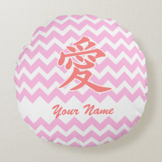 Love in Japanese with Pink Chevron Pattern Round Cushion