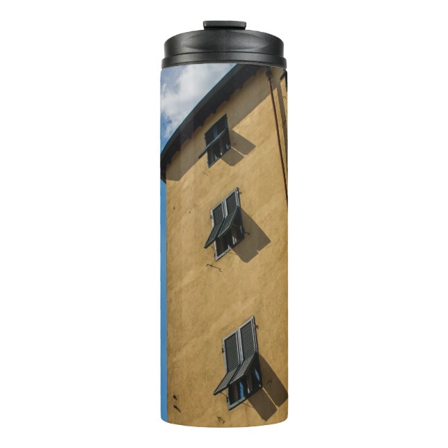 LOW ANGLE PHOTOGRAPHY OF BROWN LOUVER WINDOW THERMAL TUMBLER (Front)