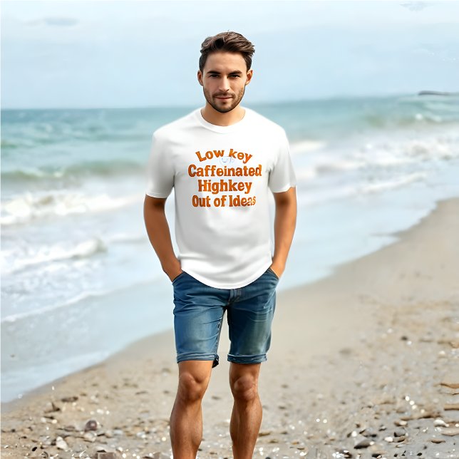 Lowkey Caffeinated, Highkey Out of Ideas – T-Shirt (Lowkey Caffeinated, Highkey Out of Ideas – Funny Meme White T-Shirt)