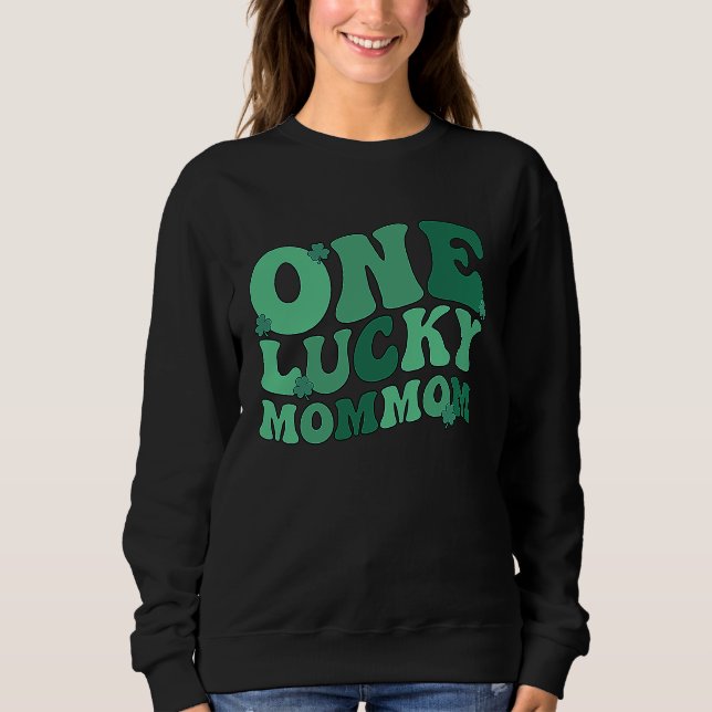 Lucky Mommom Grandmother St Patrick's Day Mommom G Sweatshirt (Front)