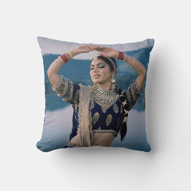 Luxurious Traditional Paisley Pattern Throw Pillow (Front)