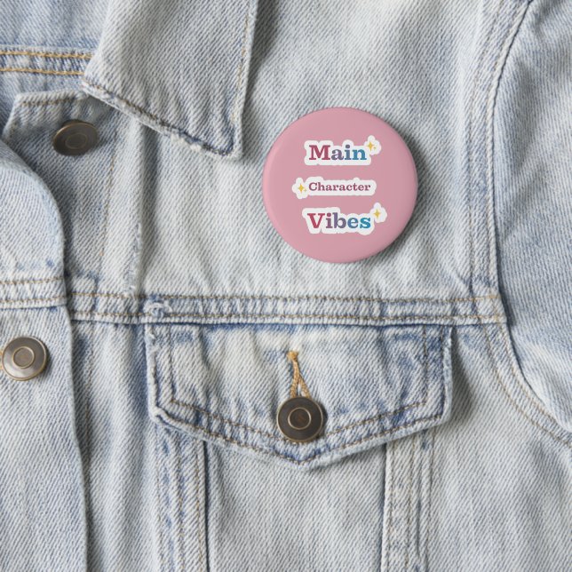 Main Character Vibes – Pastel Typography Design 6 Cm Round Badge (In Situ)