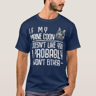 Maine Coon Cat doesnt like T-Shirt